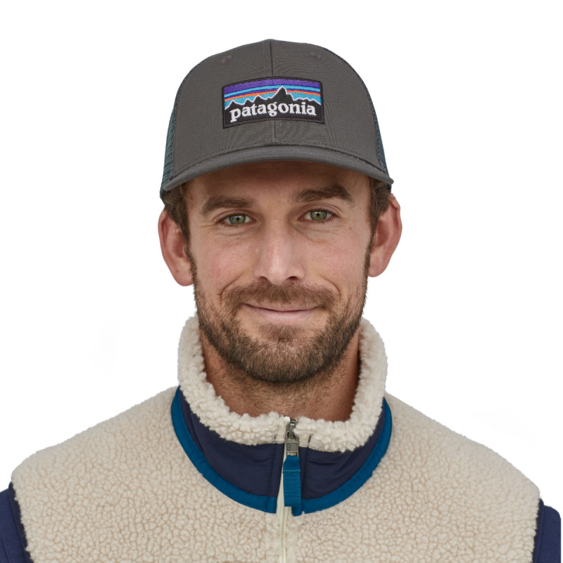 Šiltovka Patagonia P-6 LOGO TRUCKER HAT  - tmavo šedá