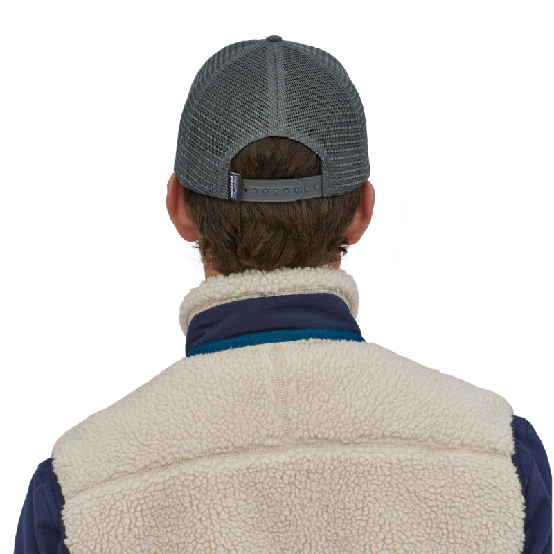 Šiltovka Patagonia P-6 LOGO TRUCKER HAT  - tmavo šedá