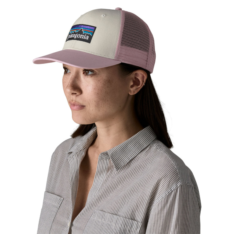 Šiltovka Patagonia P-6 LOGO TRUCKER HAT  - svetlo fialová