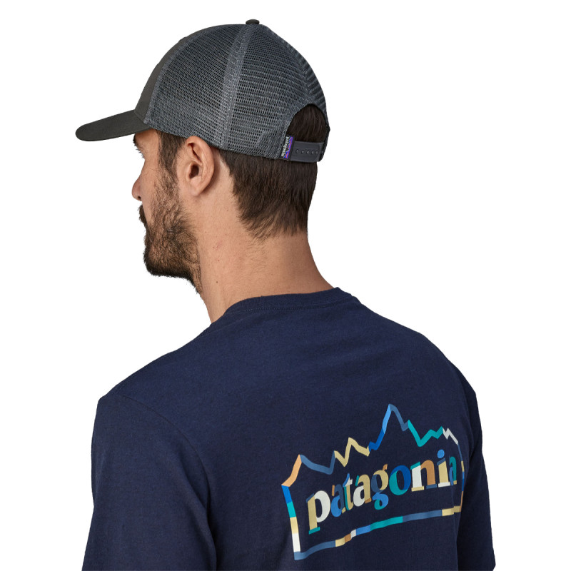 Šiltovka Patagonia P-6 LOGO LOPRO TRUCKER HAT  - tmavo šedá