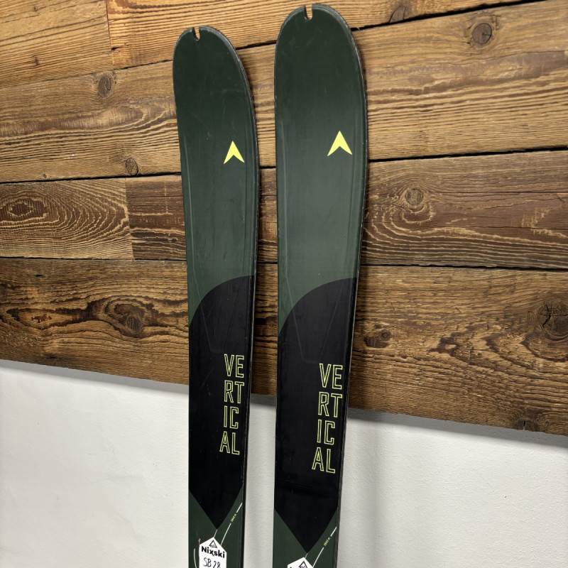 Skialpovy set Dynastar VERTICAL 82 + ST DEMO 10 + KOHLA SKINS